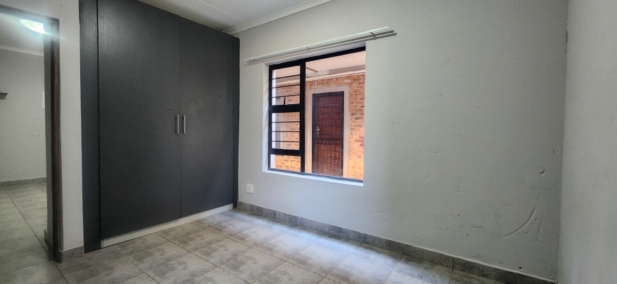 To Let 1 Bedroom Property for Rent in Kannoniers Park North West